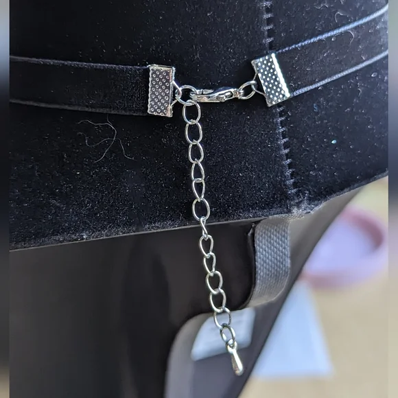 🩷 Cross Choker - Picture 2 of 3